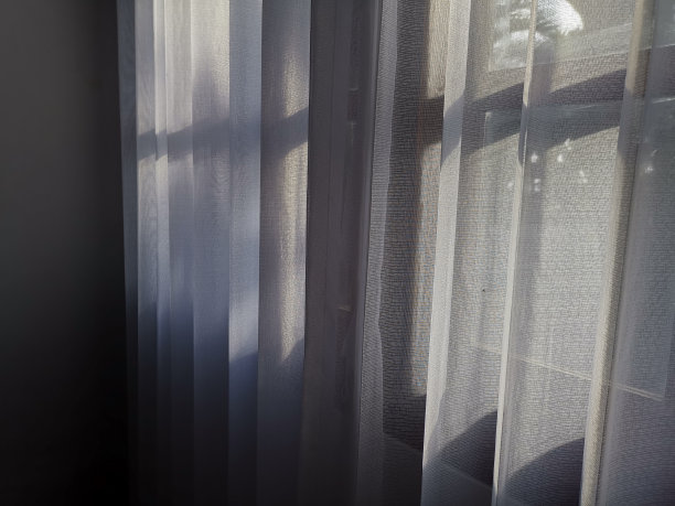 透过窗户的灯光。早晨的阳光照亮房间，阴影背景叠加。图片下载