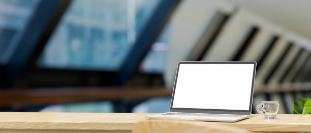 打开笔记本电脑屏幕模型，复制空间在木制桌面，模糊的董事会在背景图片下载