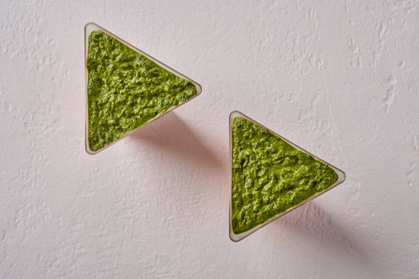 俯视图verrine慕斯从烤胡椒与奶油高根佐拉和香蒜沙司图片下载