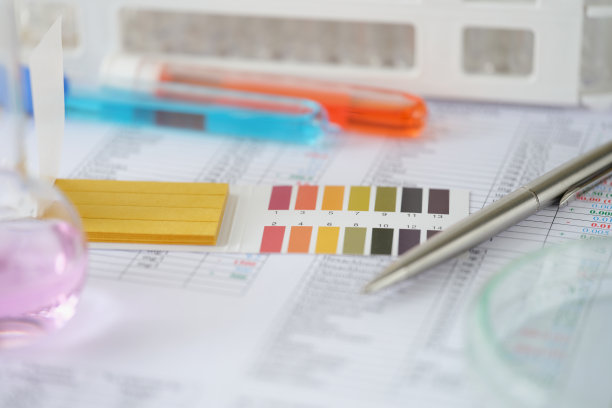 装有蓝色和橙色液体的试管，实验结果放在桌子上图片下载