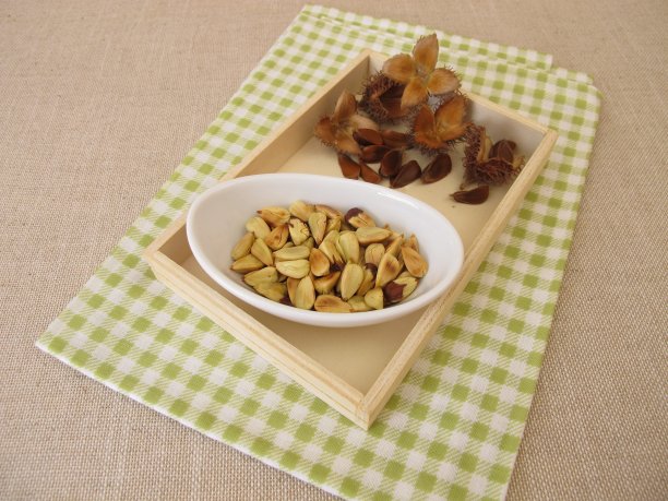 烤山毛榉作为健康零食图片下载