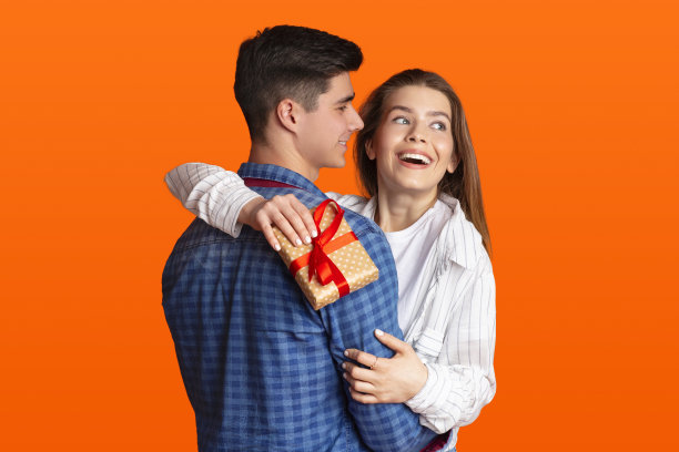 为相爱的情侣庆祝和周年纪念礼物图片下载