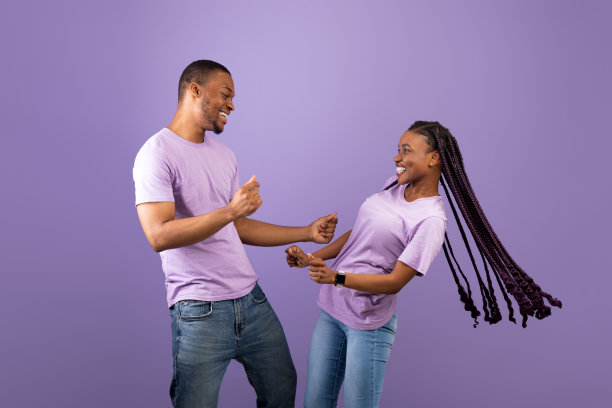 情感的黑人夫妇在工作室跳舞的肖像图片下载