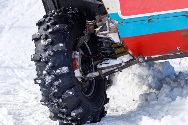 越野车上有大胎面的轮子图片下载