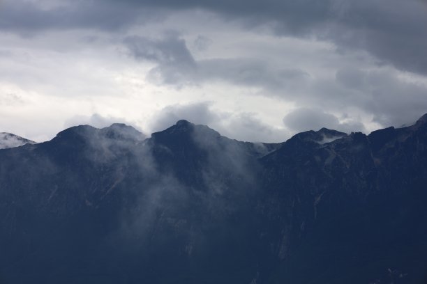 在夏季观赏山脉和加尔达湖图片下载
