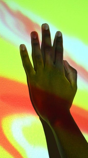 一只黑色的手在墙上轻弹图片下载