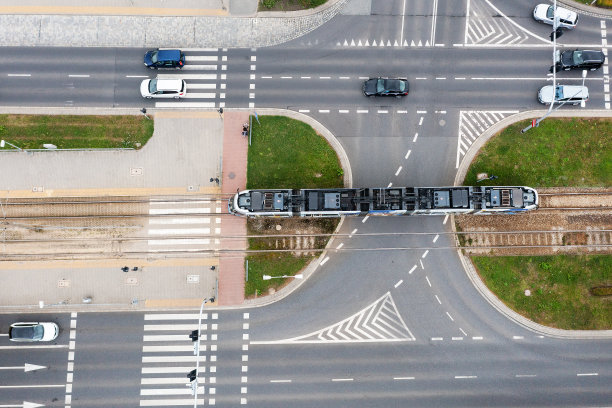 在波兰弗罗茨瓦夫市的一条俯瞰城市的道路上，有轨电车和汽车沿路而行图片下载