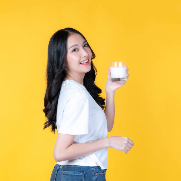 美丽女人亚洲可爱女孩感觉早上喝牛奶有益健康黄色背景-生活方式美丽女人健康理念图片下载