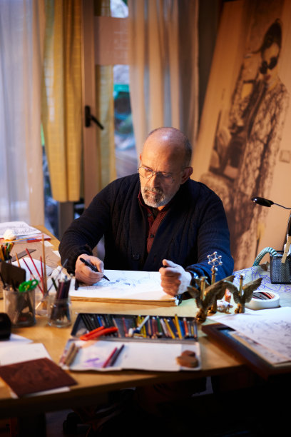 艺术家在工作室工作。中年男子创作创意艺术品。图片下载