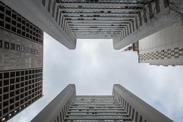 从下往上看建筑物图片下载