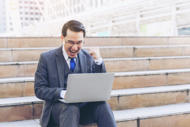 商业亚洲人使用笔记本电脑对商业区的城市生活方式商业人士的概念图片下载