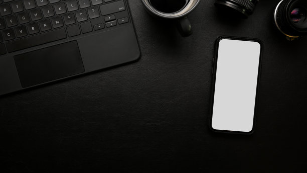 一个工作桌与现代手机黑屏模拟皮革黑色表面图片下载