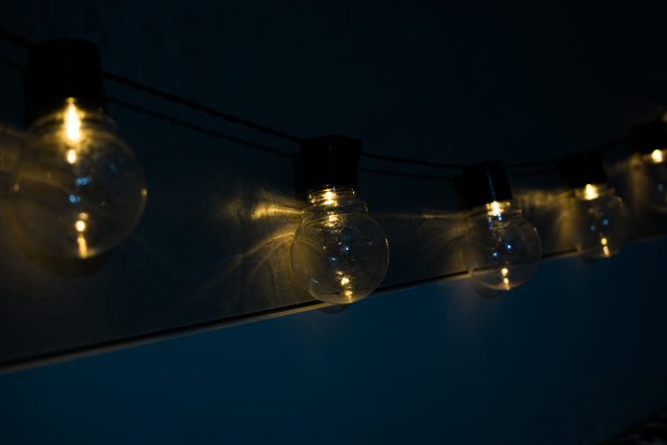 挂在床头板上的灯泡装饰图片下载