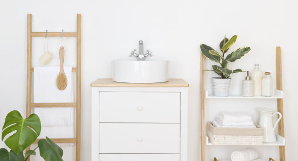 浴室水槽附近的身体护理化妆品和沐浴配件图片下载