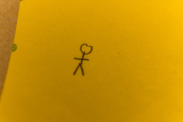 用铅笔画的贴纸贴在便利贴上图片下载