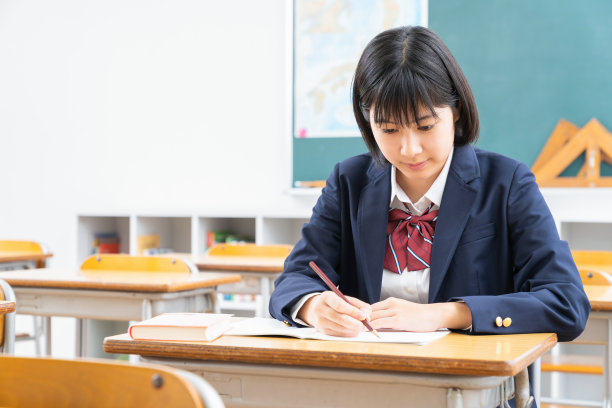 亚洲女学生在教室里学习，穿着校服，图片下载