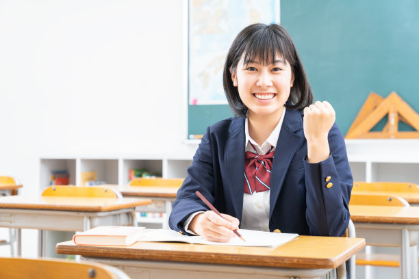 亚洲女学生在教室里学习，穿着校服，图片下载