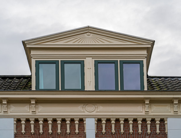 带有建筑装饰的建筑物的细节图片下载