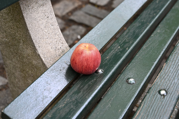一个苹果在长凳上。图片下载