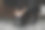 危险的罪犯在室内把钱装进袋子里，近距离监视图片下载
