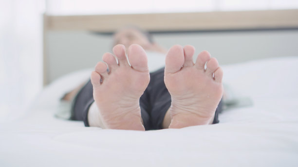 拉近资深女性的脚图片下载