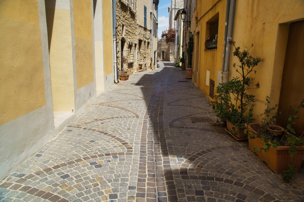 法国昂蒂布五彩缤纷的房屋的小巷和正面图片下载