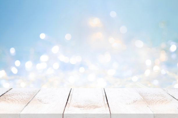 圣诞舞台背景与木制白色地板和散焦圣诞灯。图片下载