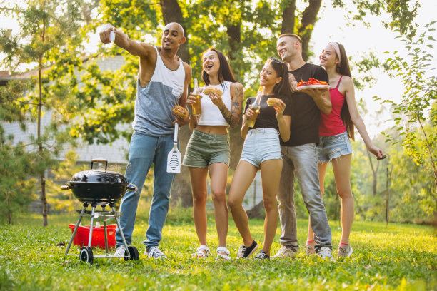 在温暖的夏日里，五个朋友一起在城外自拍的全身照片图片下载