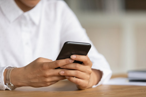 女性手拿智能手机，闭上眼睛上网图片下载