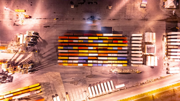 高角度拍摄的货物集装箱在一个工业区图片下载