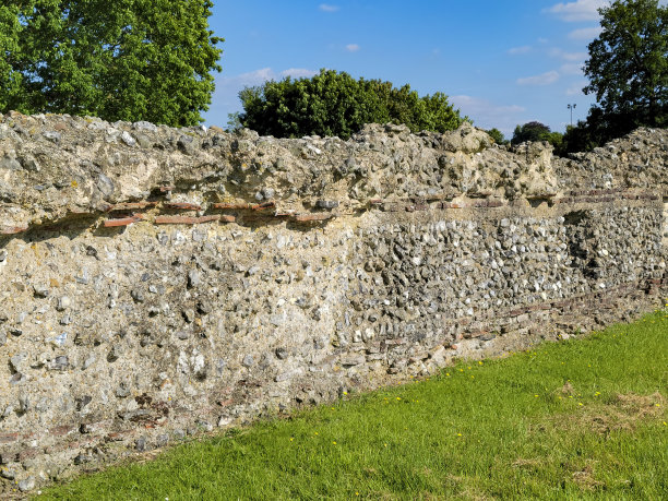 圣奥尔本斯大教堂附近维鲁拉米姆公园的古罗马城墙图片下载