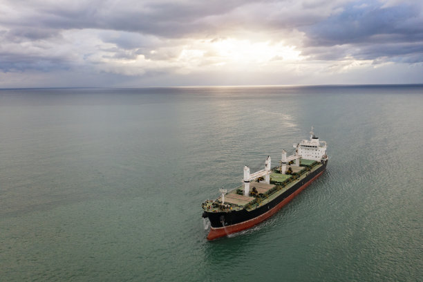 正在运输的货轮鸟瞰图。图片下载