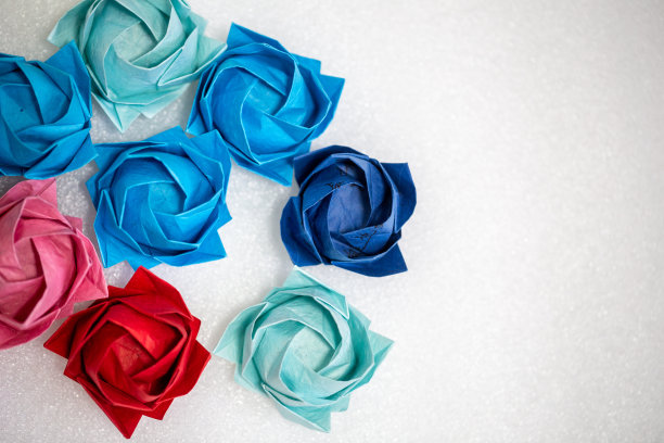 彩色纸玫瑰与白色背景图片下载