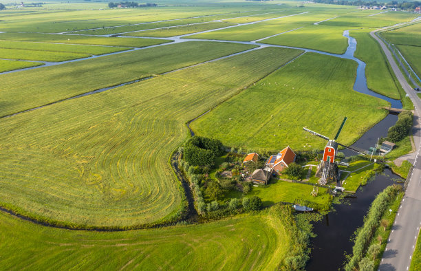 典型的荷兰圩田景观与风车图片下载