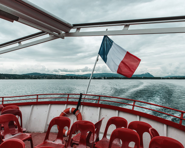 美丽的安纳西湖与戏剧性的天空，乘船游览图片下载