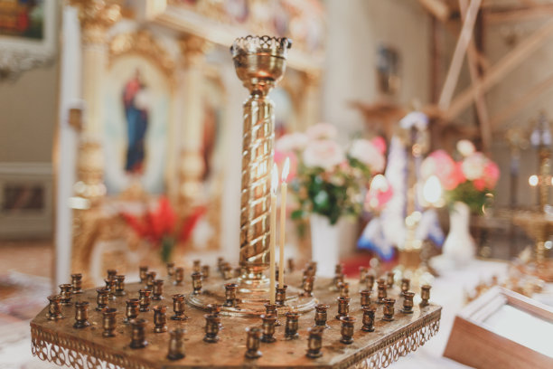 在教堂里对着教堂用具，蜡烛旁边的十字架图片下载
