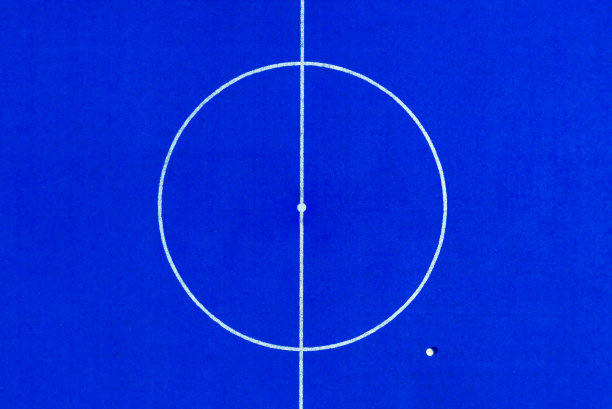 鸟瞰蓝色人造草皮五人制足球场。图片下载