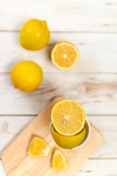 木制桌子背景上的里斯本柠檬。图片下载