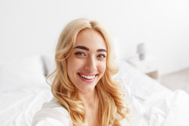 开心的博主，流媒体视频，社交网络照片，漂亮的模特在家图片下载