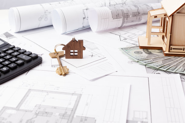 图纸上的房子的钥匙，美元上的木屋和计算器图片下载