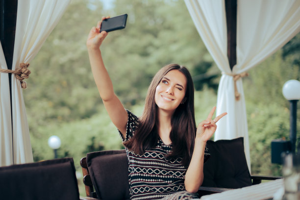 快乐女人在正式派对上自拍图片下载