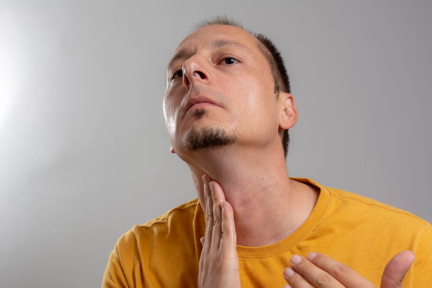 英俊的中年男子在浴室刮完胡子后。男人刮胡子后抚摸着光滑的脸。浴室里的日常琐事。图片下载