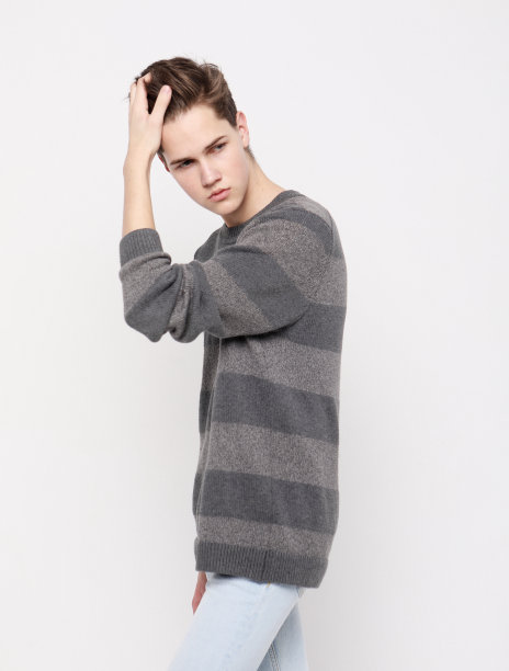 迷人的少年在工作室里摆姿势图片下载