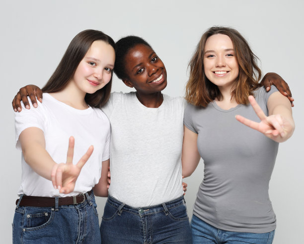 开朗的欧洲、亚洲和非洲女性图片下载