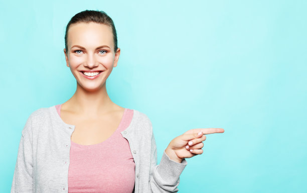 美丽开朗的女人在讲手机图片下载