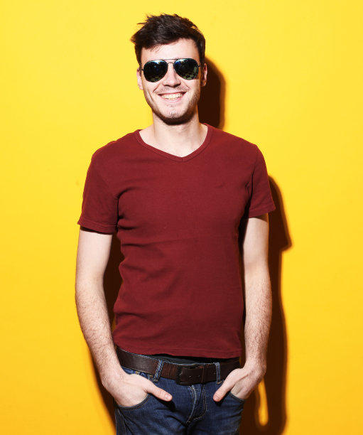 优雅帅气的男人穿着时髦的休闲装，戴着太阳镜图片下载