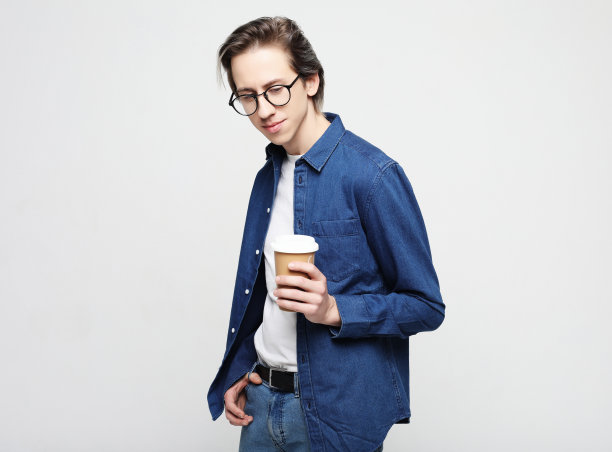 拿着外卖咖啡的嬉皮士图片下载