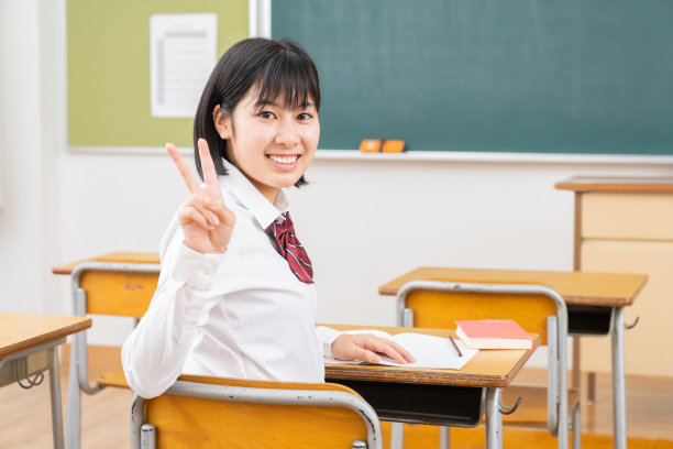 亚洲女学生在教室里学习，穿着校服，图片下载