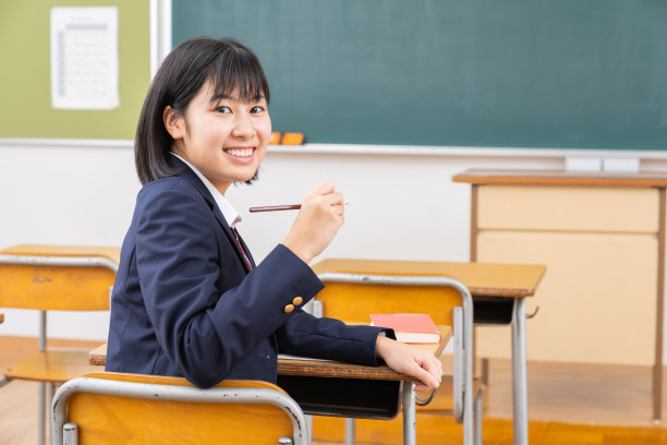 亚洲女学生在教室里学习，穿着校服，图片下载