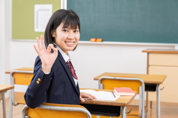 亚洲女学生在教室里学习，穿着校服，图片下载